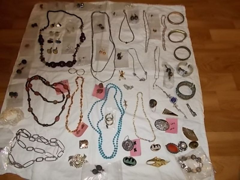 Hochwertiger Modeschmuck Neu + Gebraucht ber 60 Teile Seht euch die Bilder an 