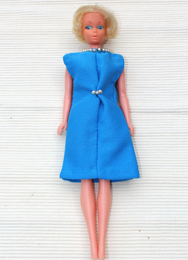 ModePuppe 60-70er - im blauen Kleid mit Perlen - Blond - Vintage - 